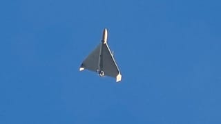 Um drone iraniano Shahed lançado pela Rússia no céu segundos antes de atingir edifícios em Kiev, na Ucrânia