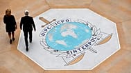 Dos personas caminan sobre el logotipo de Interpol en la sede de la agencia internacional de la Policía en Lyon, 8 de noviembre de 2018.