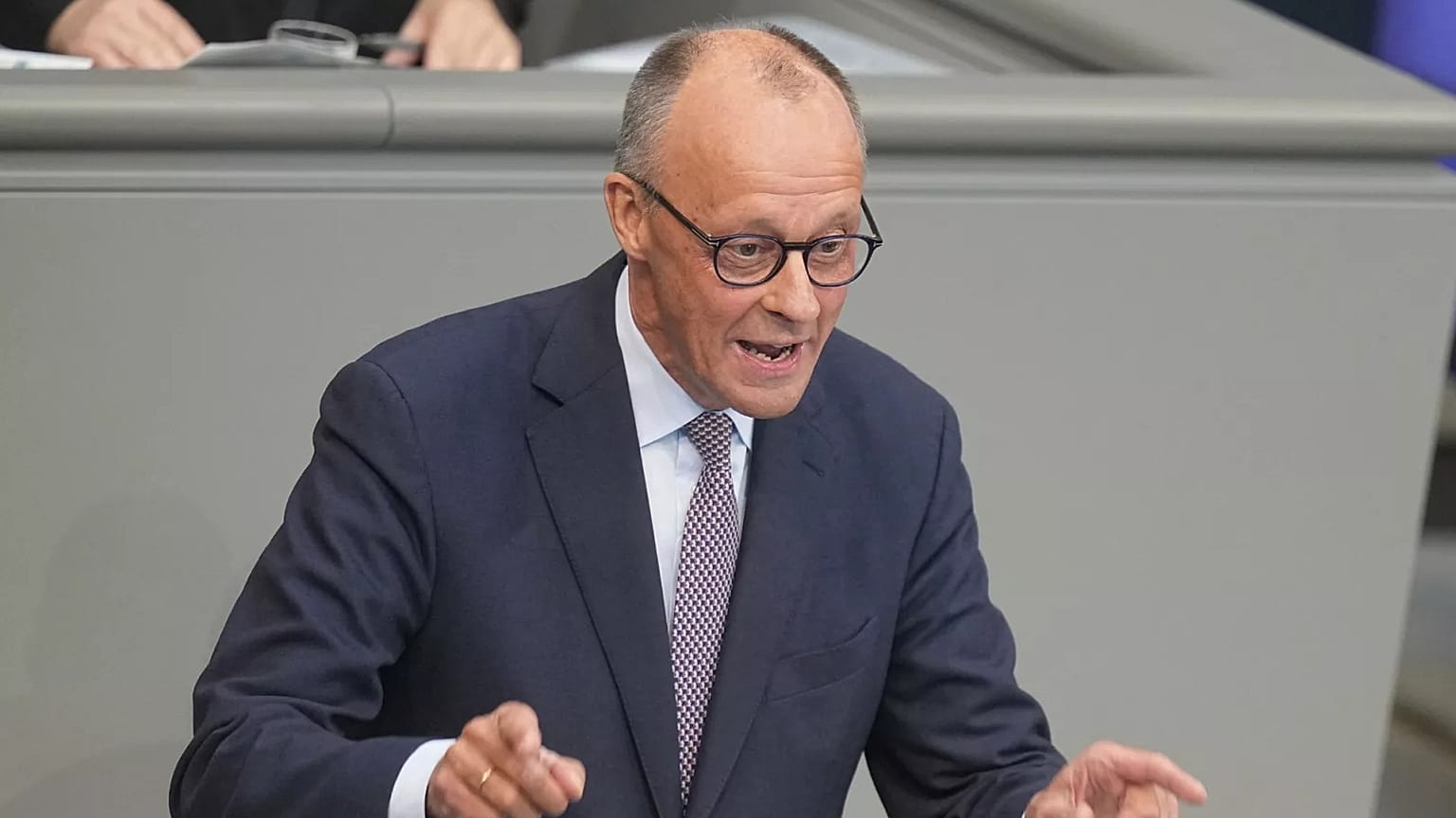Merz will ein Darlehen von 140 Milliarden Euro für die Ukraine aus russischen eingefrorenen Vermögenswerten zur Verfügung stellen..