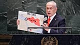 O primeiro-ministro israelita Benjamin Netanyahu segura um mapa enquanto discursa na Assembleia Geral das Nações Unidas em Nova Iorque, 26 de setembro de 2025