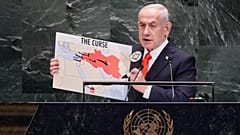 Der israelische Premierminister Benjamin Netanjahu hält eine Landkarte hoch, während er vor der Generalversammlung der Vereinten Nationen in New York spricht, 26. September 2025