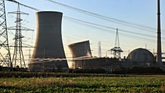 Der erste Kühlturm des stillgelegten Kernkraftwerks stürzt während einer kontrollierten Sprengung in Grafenrheinfeld, Deutschland, am Freitag, dem 16. August 2024, ein