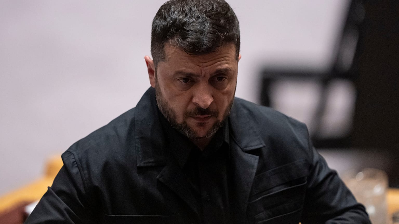 الرئيس الأوكراني فولوديمير زيلينسكي يغادر بعد إلقائه كلمة خلال اجتماع لمجلس الأمن في مقر الأمم المتحدة
