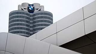 BMW hat einen weltweiten Rückruf gestartet. Bei einigen Hunderttausend Modellen besteht Brandgefahr.