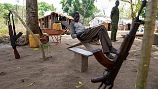 جنود يجلسون في موقعهم الاستيطاني بالقرب من نزارا بجنوب السودان يوم السبت 15 فبراير 2025. 