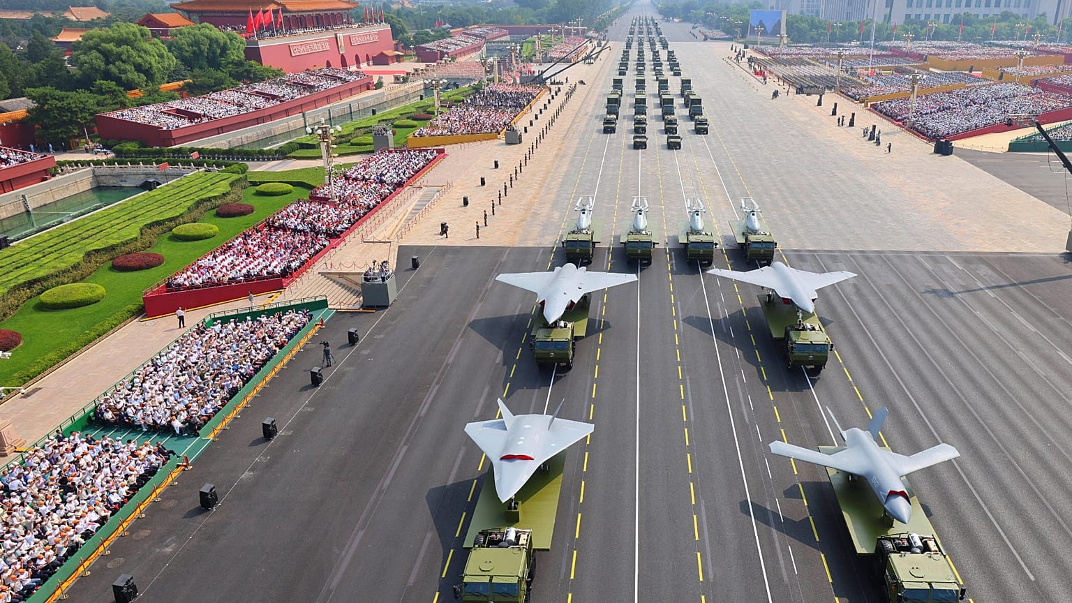 Drones y otras formaciones de armamento de China y Rusia pasan durante un desfile militar 