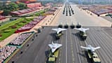 Drones y otras formaciones de armamento de China y Rusia pasan durante un desfile militar 