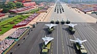 Drones y otras formaciones de armamento de China y Rusia pasan durante un desfile militar 