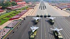 Drones y otras formaciones de armamento de China y Rusia pasan durante un desfile militar 