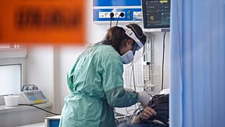 صورة تعبيرية لعامل طبي بمريض مصاب بكوفيد-19 داخل منطقة العزل في قسم الطوارئ بمستشفى بوخنيا، بولندا