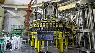 Il personale inizia a caricare il combustibile nucleare nella prima centrale nucleare bielorussa di Astravets, il 7 agosto 2020. 