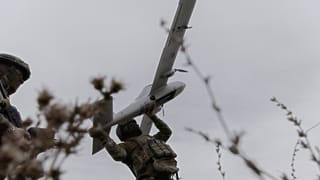 Ukrán katona egy Avanger típusú drónnal