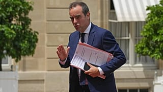 Sébastien Lecornu, alors ministre français de la Défense, arrive à l'Élysée, lundi 14 juillet 2025, à Paris. 