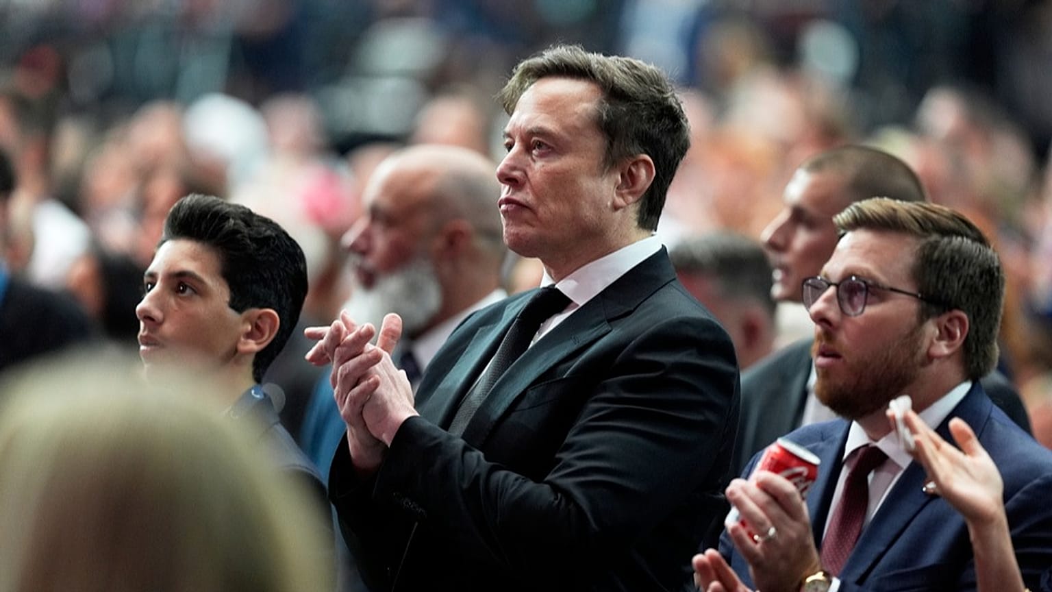 Elon Musk klatscht bei einer Gedenkfeier für den konservativen Aktivisten Charlie Kirk im State Farm Stadium in Glendale, Arizona, am Sonntag, 21. September 2025.
