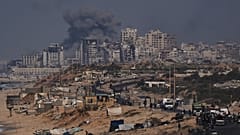 Rauch steigt nach einem israelischen Militärschlag in Gaza-Stadt auf, gesehen aus dem zentralen Gazastreifen am Freitag, den 26. September 2025. (AP Foto/Abdel Kareem Hana)
