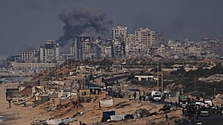 Καπνός αναδύεται μετά από ισραηλινή στρατιωτική επίθεση στη Γάζα, όπως φαίνεται από το κεντρικό τμήμα της Λωρίδας της Γάζας, Παρασκευή, 26 Σεπτεμβρίου 2025. (AP Photo/Abdel Kareem Hana)
