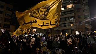 يتجمع الناس في الموقع الذي قُتل فيه زعيم حزب الله حسن نصر الله في غارات جوية إسرائيلية في 27 أيلول/سبتمبر 2024، وذلك قبل يوم من الذكرى الأولى لمقتله، في ضاحية بيروت