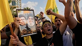 مؤيدو حزب الله يردودون شعارات خلال فعالية إحياء ذكرى اغتيال الأمين العام للحزب حسن نصرالله في بيروت، لبنان، الخميس، 25 أيلول/سبتمبر 2025.