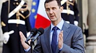 في هذه الصورة المؤرخة 9 ديسمبر 2010، يخاطب الرئيس السوري حينها بشار الأسد الصحفيين في قصر الإليزيه في باريس، فرنسا.