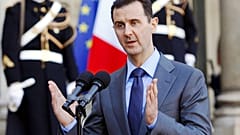 في هذه الصورة المؤرخة 9 ديسمبر 2010، يخاطب الرئيس السوري حينها بشار الأسد الصحفيين في قصر الإليزيه في باريس، فرنسا.