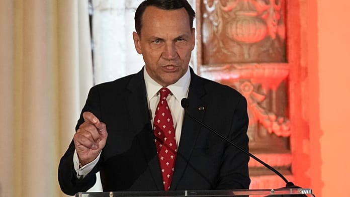 Farage accusa gli immigrati di mangiare cigni nei parchi, dura critica da ministro polacco Sikorski