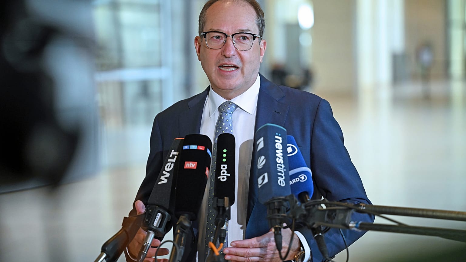 “Sabotaje y espionaje”: Dobrindt quiere permitir el derribo de drones