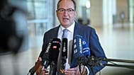 "Sabotage und Spionage": Dobrindt will Abschuss von Drohnen erlauben