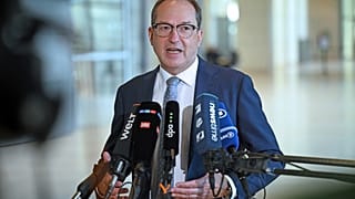 "Sabotage und Spionage": Dobrindt will Abschuss von Drohnen erlauben