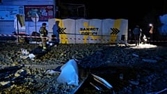 Διασώστες εργάζονται κοντά σε ένα κατεστραμμένο σούπερ μάρκετ μετά από ρωσική επιδρομή με μη επανδρωμένο αεροσκάφος στη Ζαπορίζια της Ουκρανίας, το Σάββατο 27 Σεπτεμβρίου 2025