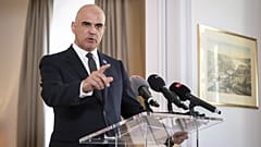 Le Secrétaire Général du Conseil de l'Europe, Alain Berset, s'adresse aux médias lors d'une conférence de presse.