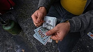 معامله دلار در میدان فردوسی تهران