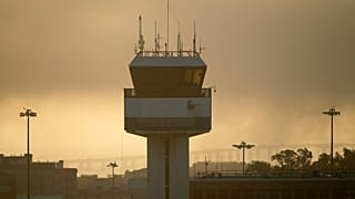 A torre de controlo do aeroporto de Lisboa ao nascer do sol, quinta-feira, 28 de setembro de 2023