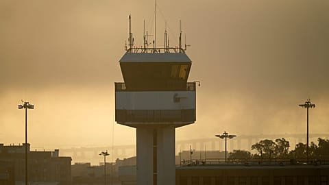 Ο πύργος ελέγχου του αεροδρομίου της Λισαβόνας την ώρα της ανατολής του ηλίου, Πέμπτη, 28 Σεπτεμβρίου 2023