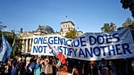 A gázai harcok beszüntetését követelő tüntetők a berlini parlament előtt. 2025.09.27.
