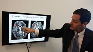 الدكتور ديفيد رويتش يعرض تجربة الخلايا الجذعية في UCSF، سان فرانسيسكو، 4 فبراير 2011.