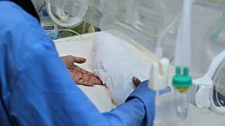 ممرضة تحمل جثة رضيع ولد قبل أوانه عمره 15 يومًا يُدعى سيلا زيدان بعد وفاته في مستشفى ناصر في خان يونس، غزة، يوم الأربعاء 23 أبريل 2025. 