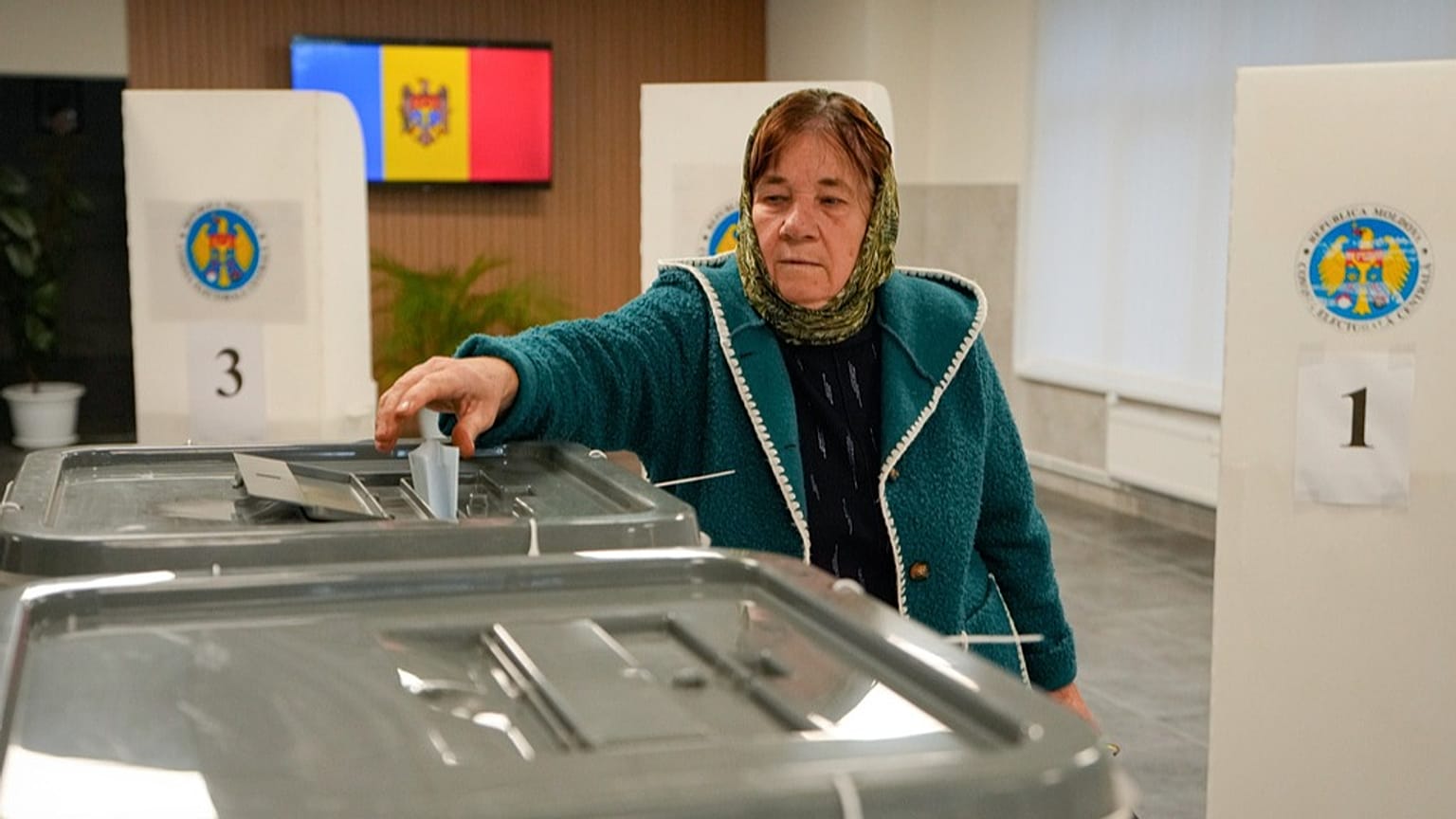 Egy nő leadja szavazatát Chisinauban