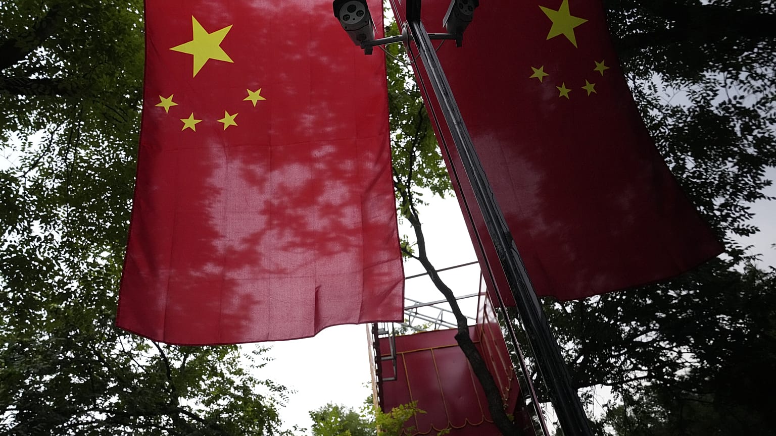 علم الصين الوطني في بكين الخميس 8 يوليو 2021 