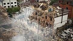 Des personnes sur le site d'un immeuble d'habitation détruit lors d'une attaque russe à Kiev, en Ukraine, dimanche 28 septembre 2025.