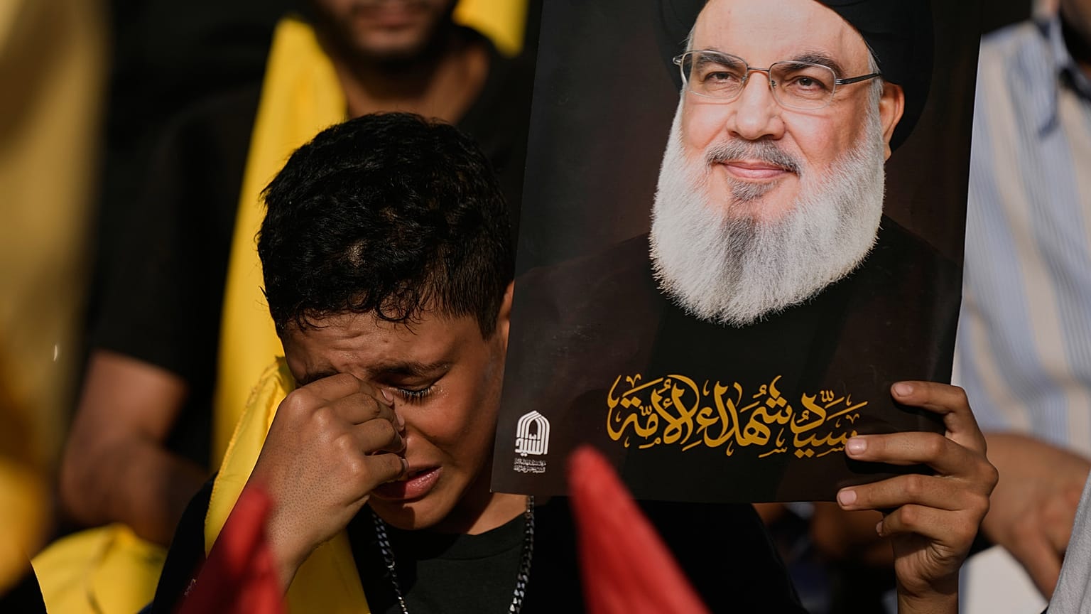 مناصر لحزب الله يبكي وهو يحمل صورة لقائد الحزب السيد حسن نصر الله، الذي قُتل في غارات جوية إسرائيلية، خلال مراسم عند قبر نصر الله في بيروت، لبنان