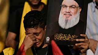 مناصر لحزب الله يبكي وهو يحمل صورة لقائد الحزب السيد حسن نصر الله، الذي قُتل في غارات جوية إسرائيلية، خلال مراسم عند قبر نصر الله في بيروت، لبنان