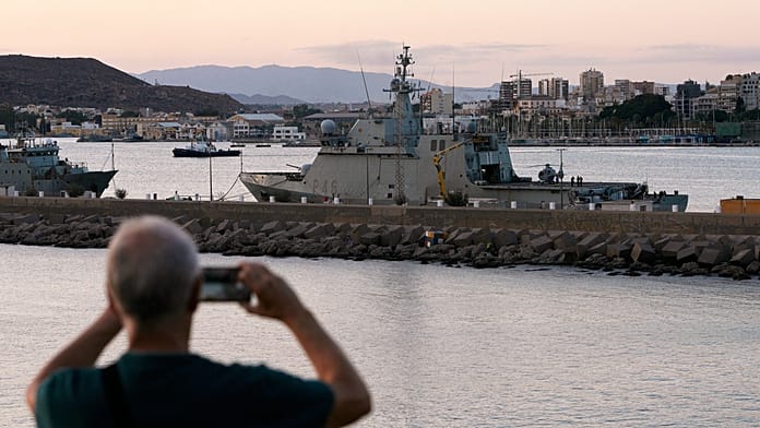 Flotilla in acque internazionali sorvolata da droni, a navi militari Ue vietato rispondere attacchi