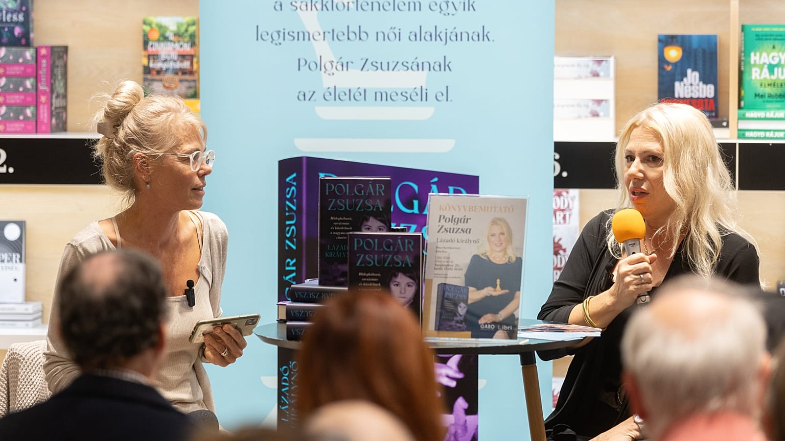 Kiss Bea beszélget Polgár Zsuzsával a könyv bemutatóján
