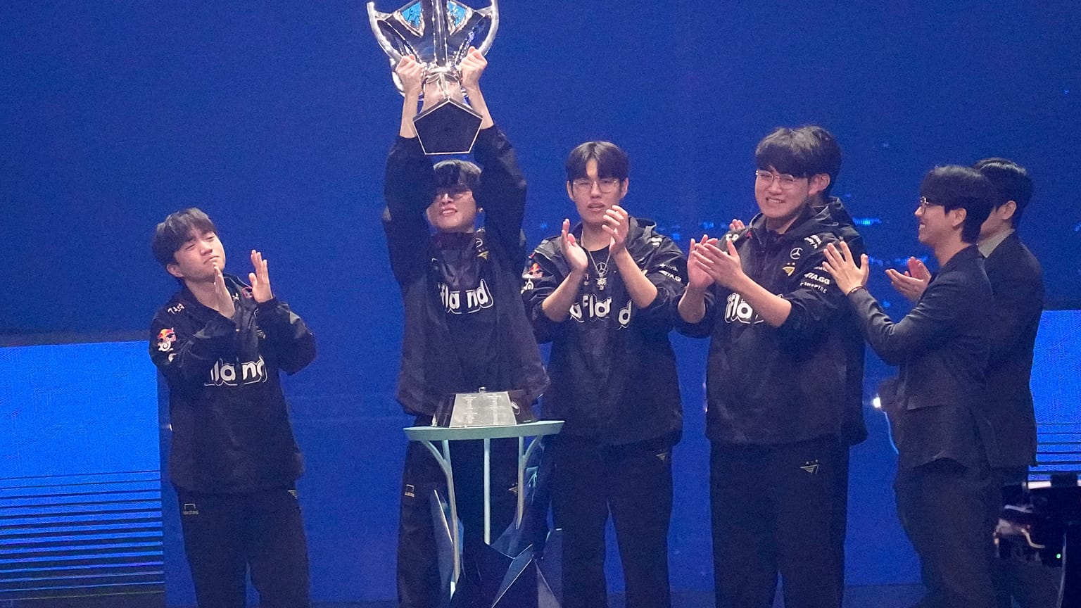 El equipo T1 celebra el trofeo que les coronó campeones de la final del Campeonato Mundial de League of Legends en 2023.