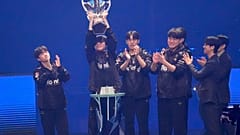 El equipo T1 celebra el trofeo que les coronó campeones de la final del Campeonato Mundial de League of Legends en 2023.