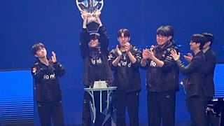 El equipo T1 celebra el trofeo que les coronó campeones de la final del Campeonato Mundial de League of Legends en 2023.