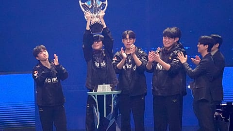 El equipo T1 celebra el trofeo que les coronó campeones de la final del Campeonato Mundial de League of Legends en 2023.