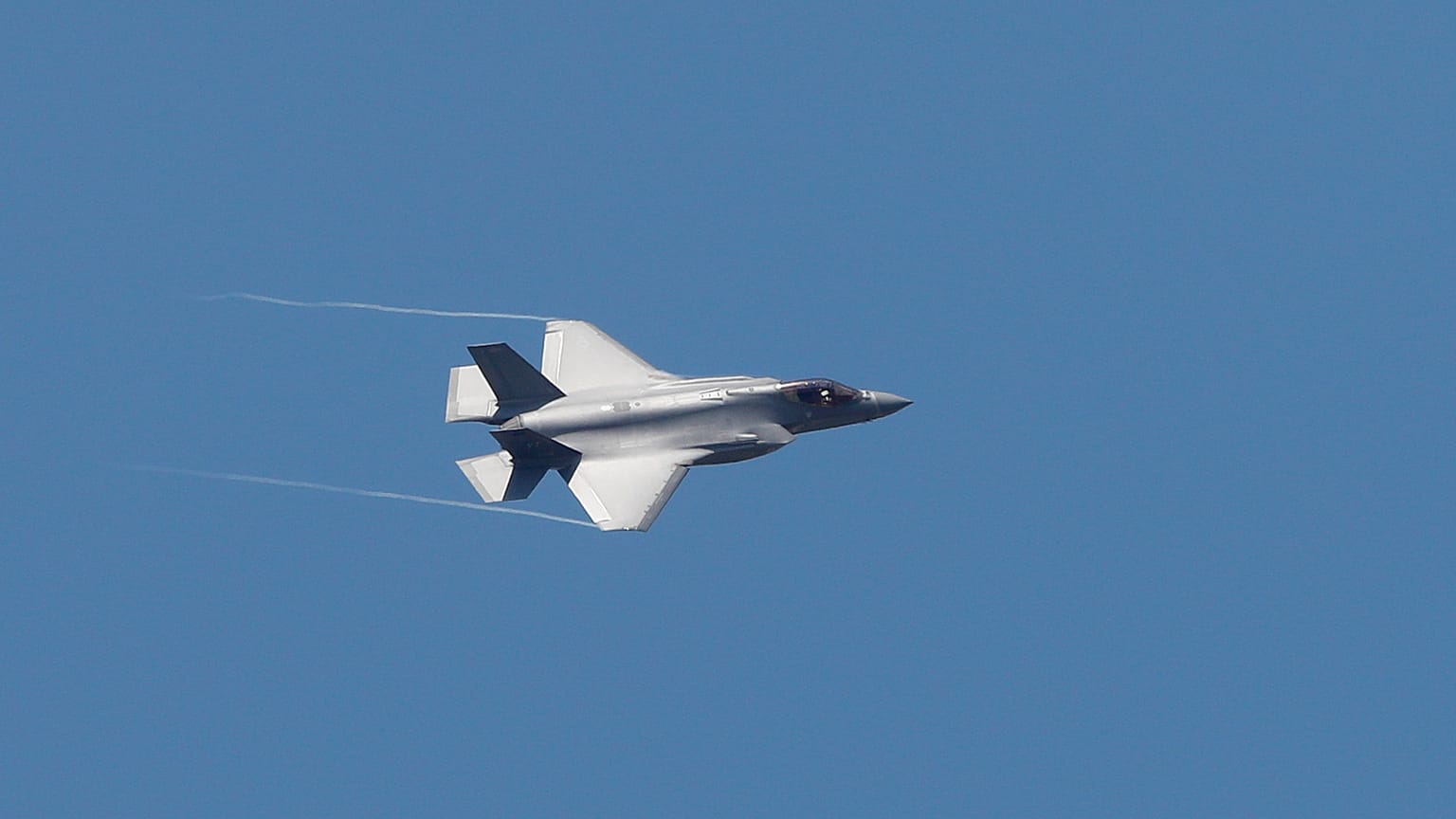 مقاتلة أميركية من طراز F-35 تابعة للحرس الوطني الجوي لولاية فيرمونت تحلّق فوق مطار سكوبيه، يوم الجمعة 17 يونيو/حزيران 2022.