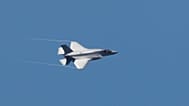 مقاتلة أميركية من طراز F-35 تابعة للحرس الوطني الجوي لولاية فيرمونت تحلّق فوق مطار سكوبيه، يوم الجمعة 17 يونيو/حزيران 2022.
