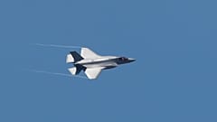 مقاتلة أميركية من طراز F-35 تابعة للحرس الوطني الجوي لولاية فيرمونت تحلّق فوق مطار سكوبيه، يوم الجمعة 17 يونيو/حزيران 2022.